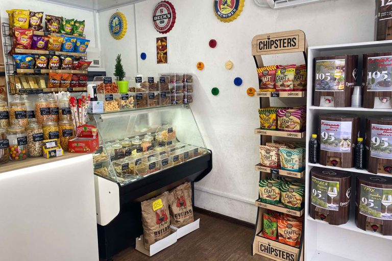 Пиво та закуски на Амосова 11