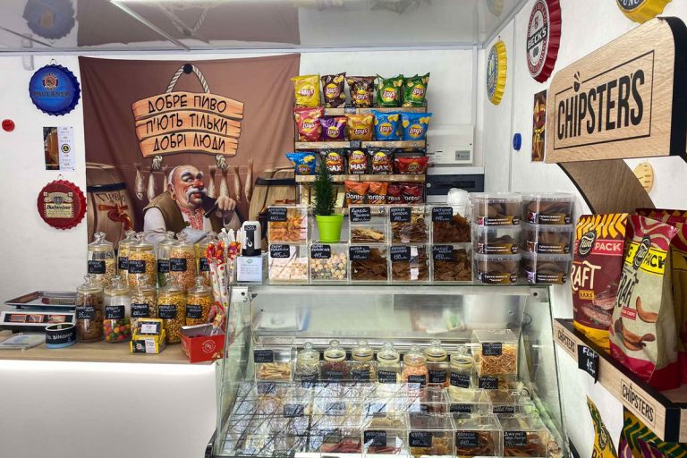 Пиво та закуски на Амосова 11