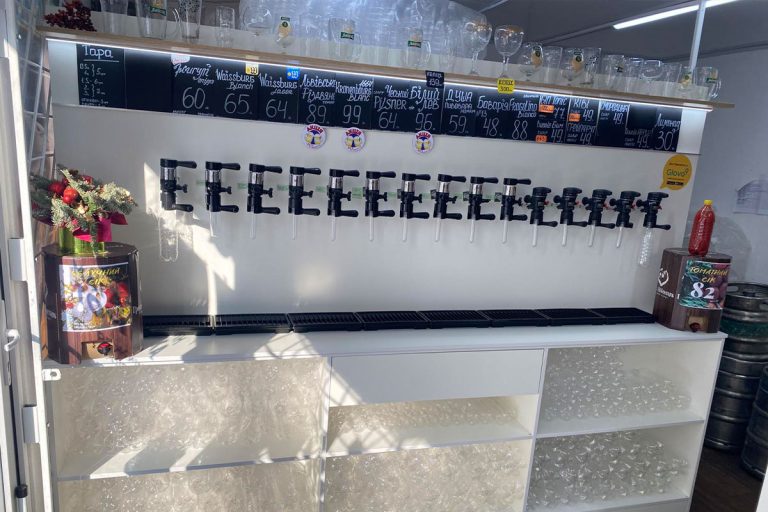 Пиво та закуски на Амосова 11